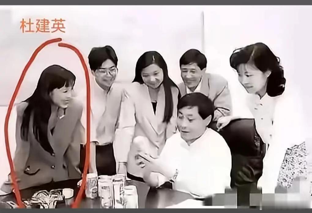 宗庆后的妈确实是满人，但不是德龄，德龄是宗的奶奶辈 