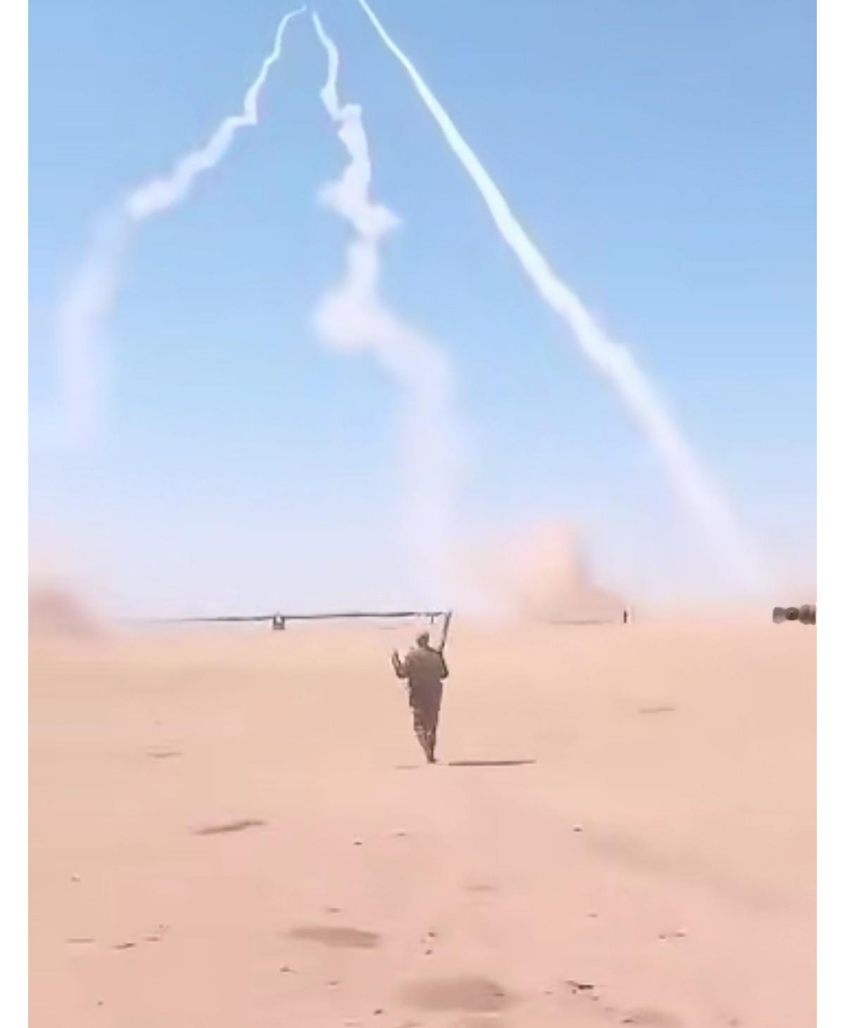 苏丹武装部队使用火箭弹猛烈轰击反政府武装“快速支援部队”在科尔多凡的阵地。

苏