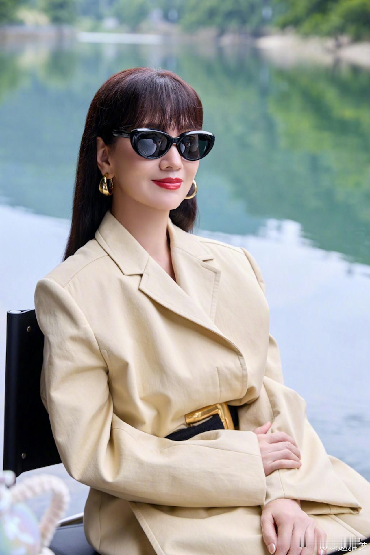 如何像赵雅芝一样保持少女感赵雅芝年过七旬却少女感满满，秘诀在于：一是保持乐观心态