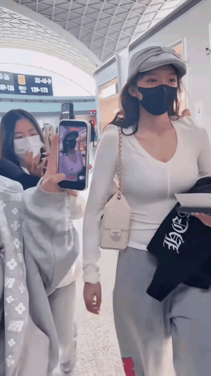 程潇这身白V领紧身针织衫身材实在太顶，软糯贴身面料完全无遮挡，把她标志性饱满曲线