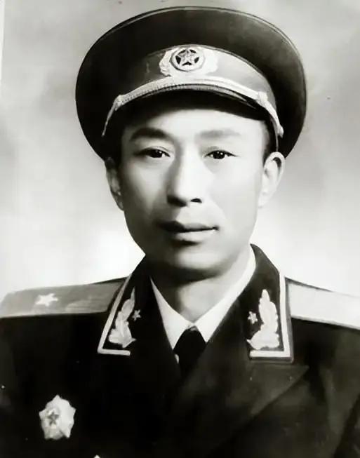 1950年，志愿军营长贾庭玉打了胜仗，率部抓了112个俘虏，战后全营被表扬，谁知