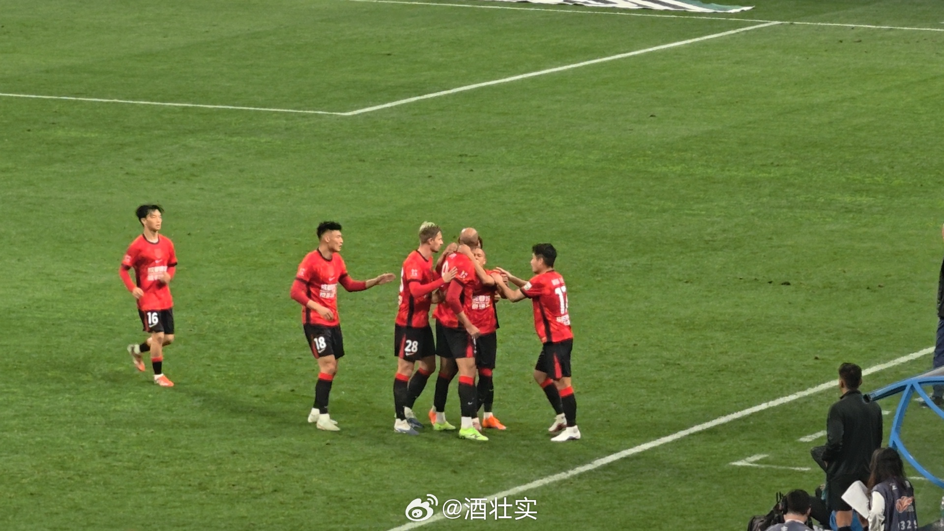 成都蓉城vs深圳新鹏城席尔瓦进球 笑晕了，席尔瓦进球后，现场DJ喊:“进球球员…