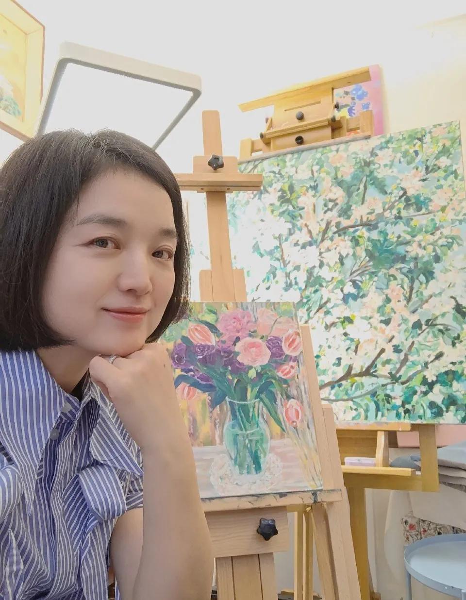 歌手白雪分享居家绘画日常，真是多才多艺的女子！她的画作色彩艳丽，很是一幅生机勃勃