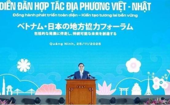 前脚新加坡总理黄循财呼吁中国放下历史和日本找到分歧的解决之道。后脚越南政府总理范