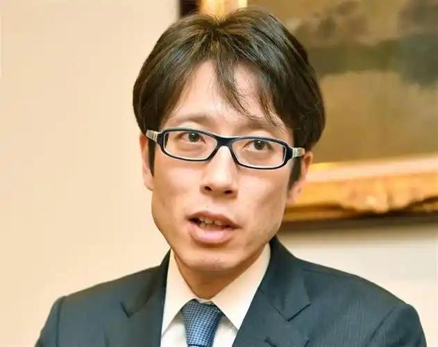 80多年前的军国主义棺材板快要按不住了！日本极右翼“皇孙”作家竹田恒泰窜出来大放