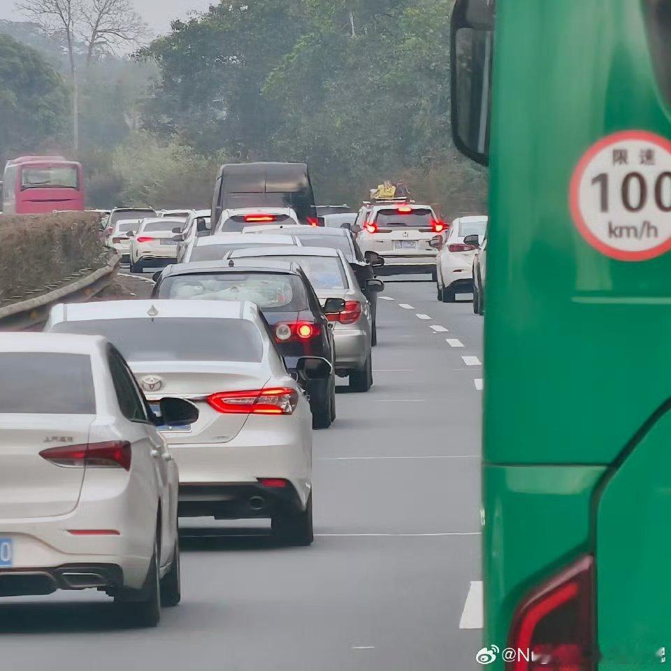 春运返程指南堵是要堵的，不堵车没有那个氛围嘛，开车就是这一点不好，其他都是好处了