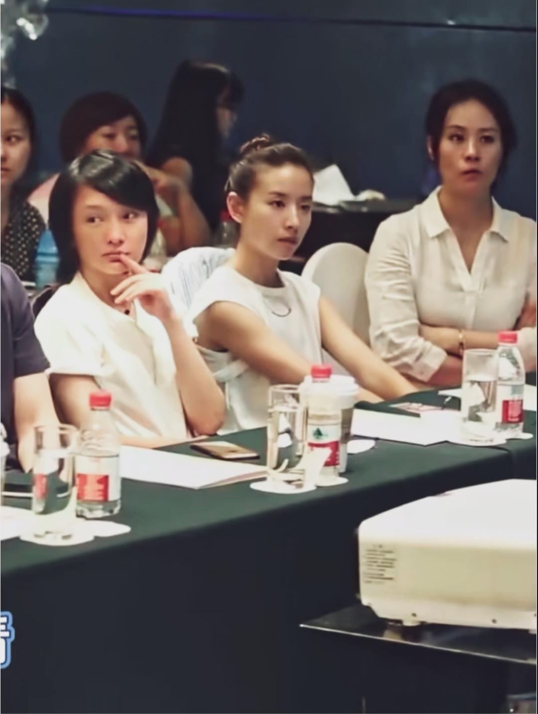 不对比不知道，董洁完全清纯美女。这多人坐那 我只看见董洁是美女。