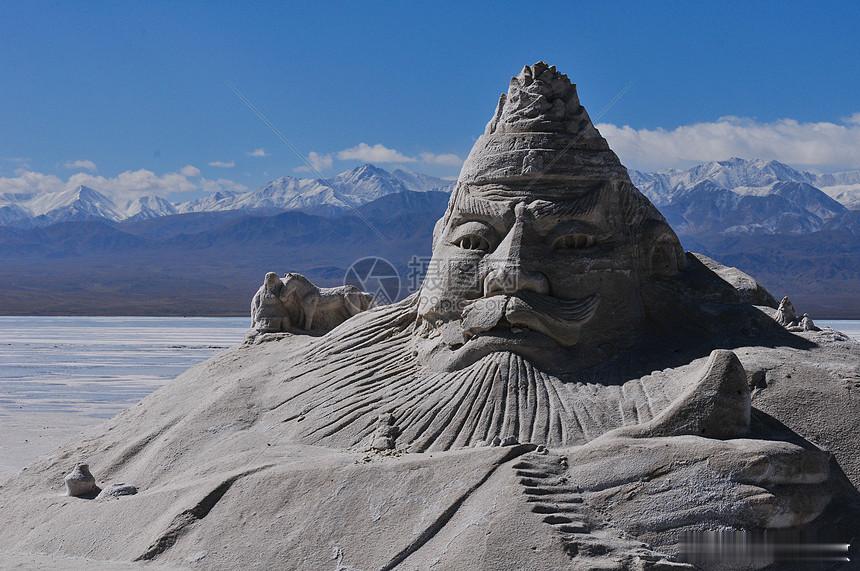 茶卡盐湖心形雕塑被吐槽画蛇添足茶卡盐湖的心形雕塑火了，火的不是美而是争议！天空之