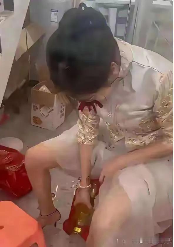 手法不错？
看看这位新娘起枣汁柠檬茶瓶子的手法咋样？老传统也是最最古老的起瓶子办