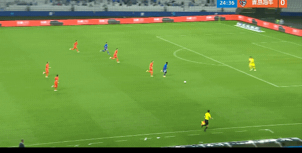 这个球青岛海牛门将都出击了申花外援还不果断挑射射门，哪怕没有第一时间射门，回来还