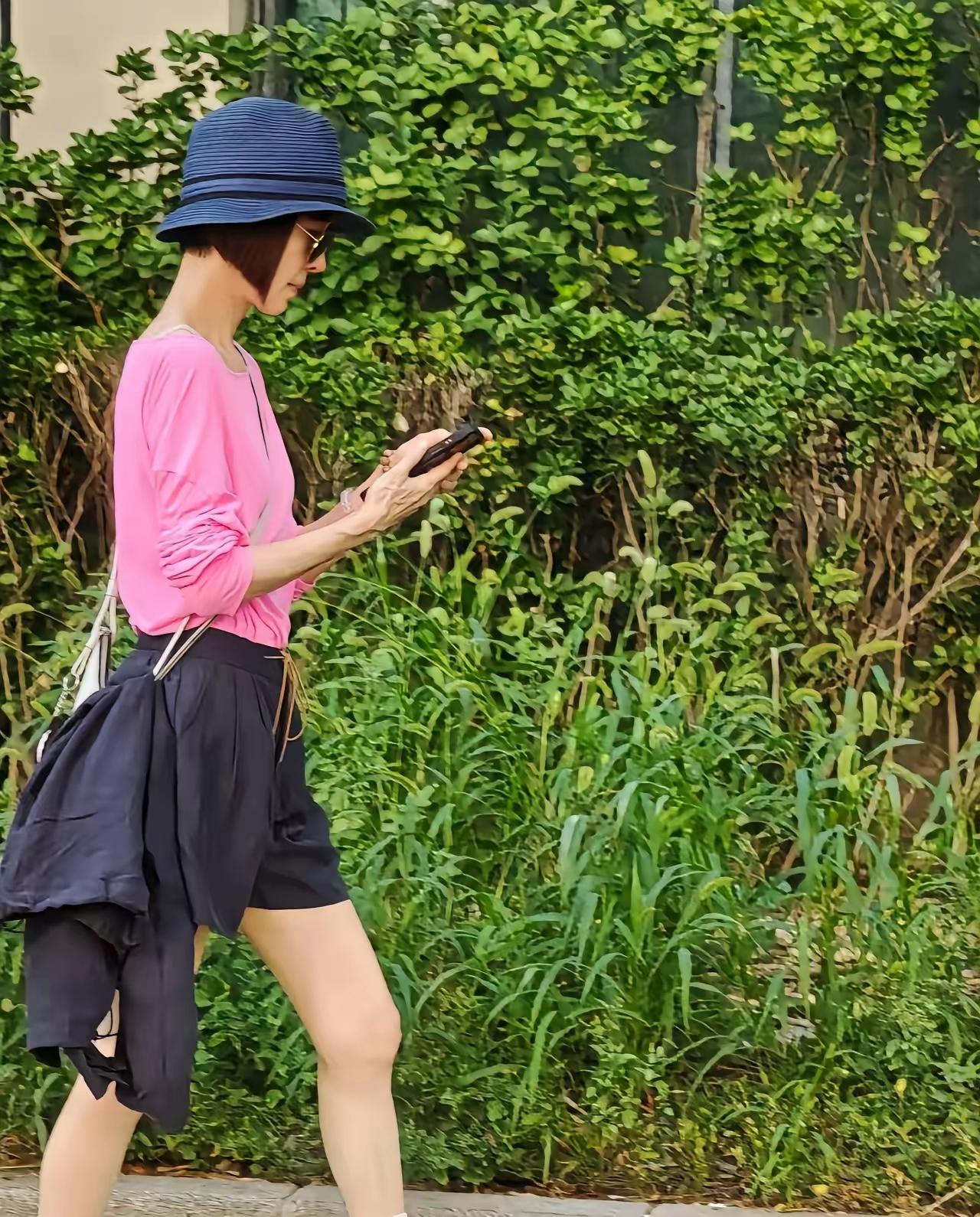 这么说吧，56岁鲁豫呈现出来的不仅仅是少女感，本尊简直就是少女一枚。太佩服鲁豫了