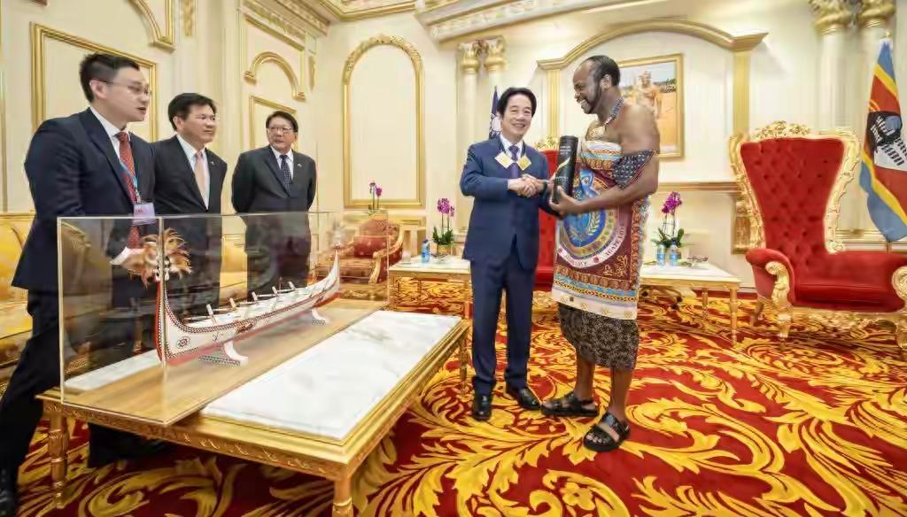 看来这个来洗澡的浴客派头不小，
趿拉着鞋子一出来，
四个服务生早已站立相迎，
那