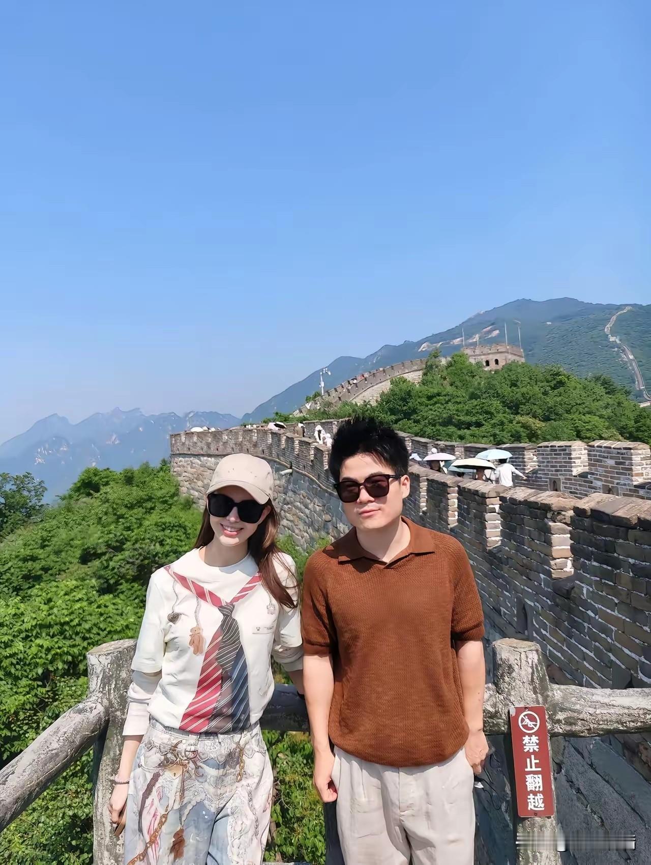 董宇辉昨晚晒长城合影，
评论区却吵翻了天：
这女的到底是谁？从刘亦菲猜到杨颖再猜