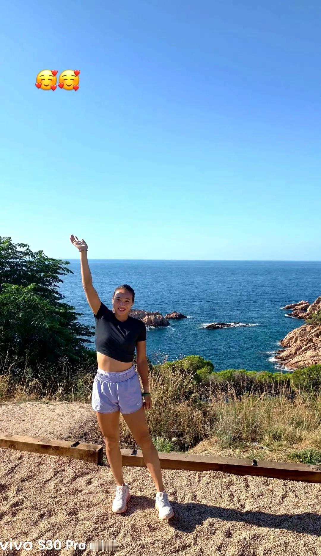 郑钦文术后首次亮相！看起来很开心！媒体透露她已开始下肢恢复训练（如跑步），但暂未