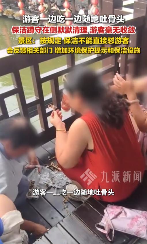 “素质实在太差！”8月17日消息，河南开封，两名游客坐在景区吃东西，吃东西的时候