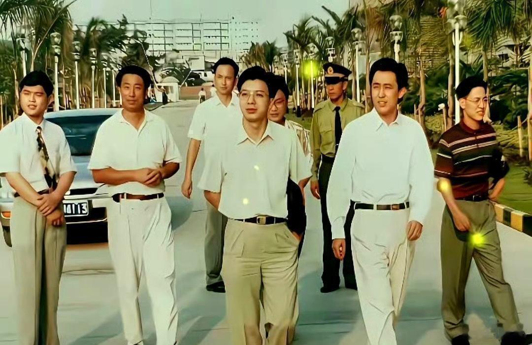 行走在老板前面的那个小伙子, 那是许家印, 在1996年的广州, 照片中便是如此