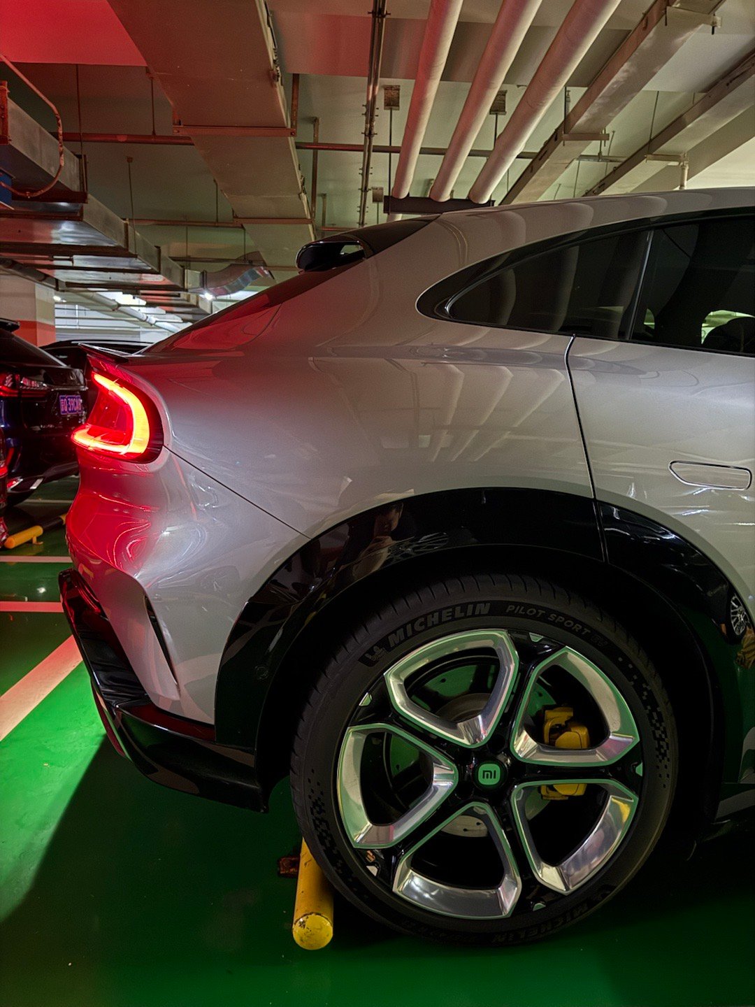 师兄也是慢慢好起来了，也提了小米YU7（试驾车）。军哥跟师兄说，从哪里跌倒就从哪