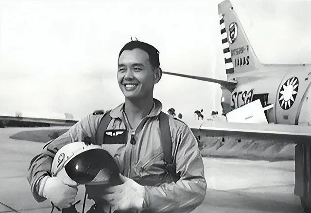 徐廷泽做为解放后首个驾机起义的蒋军飞行员，1963年归国后，他受到热烈欢迎，时任