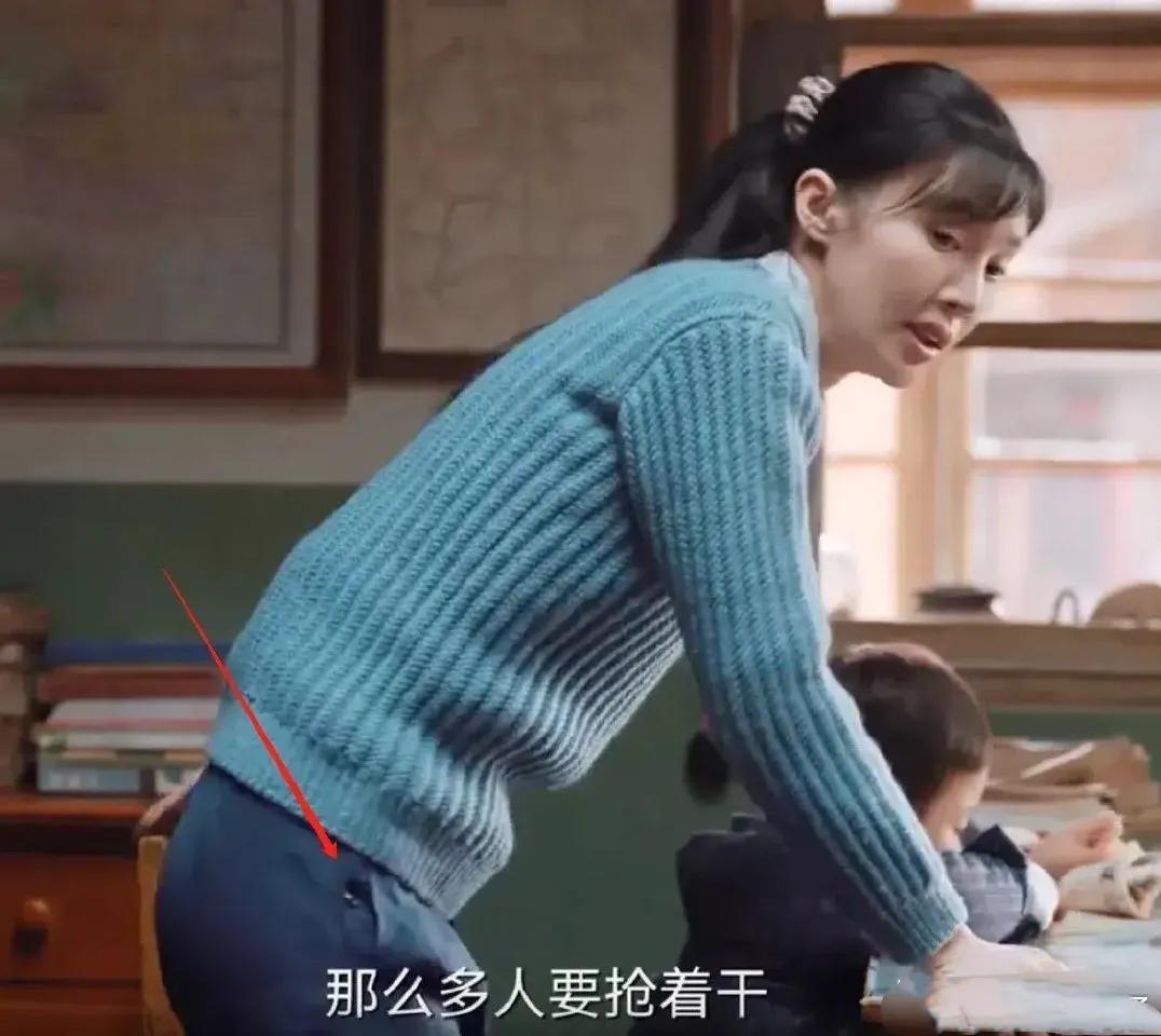 有一说一，这电视还是比较尊重历史的 当时女性的裤子都是侧边扣扣子的吧