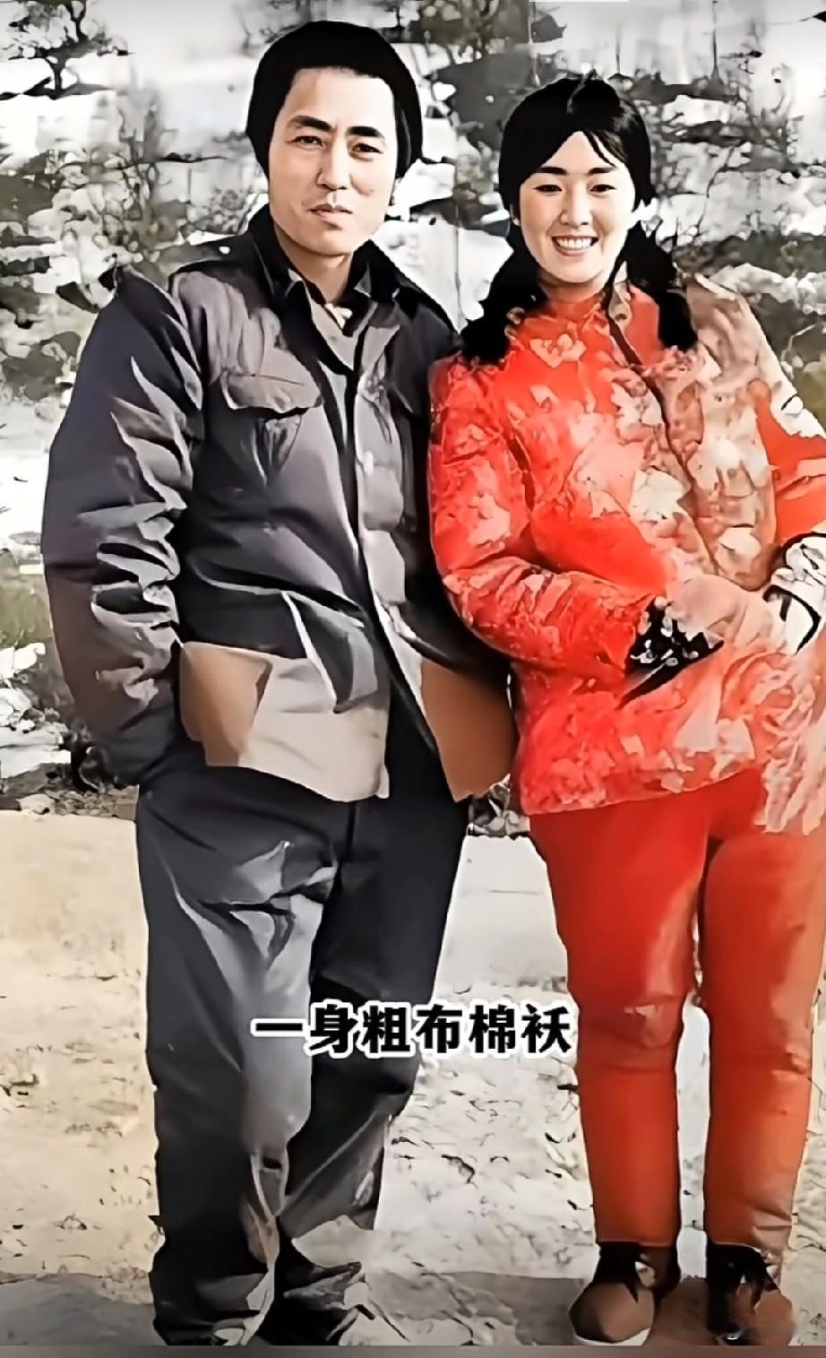 镜头下他们满脸笑容，一身粗布棉袄，看着有点土不拉几，谁能想到多年后他们都成了演艺