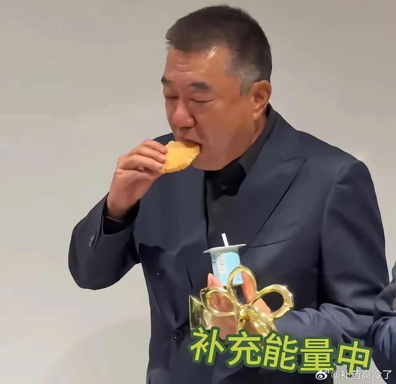 老演员实在太朴实无华了！拿下白玉兰最佳男配后，董勇竟然直接在后台吃了起来，看样子