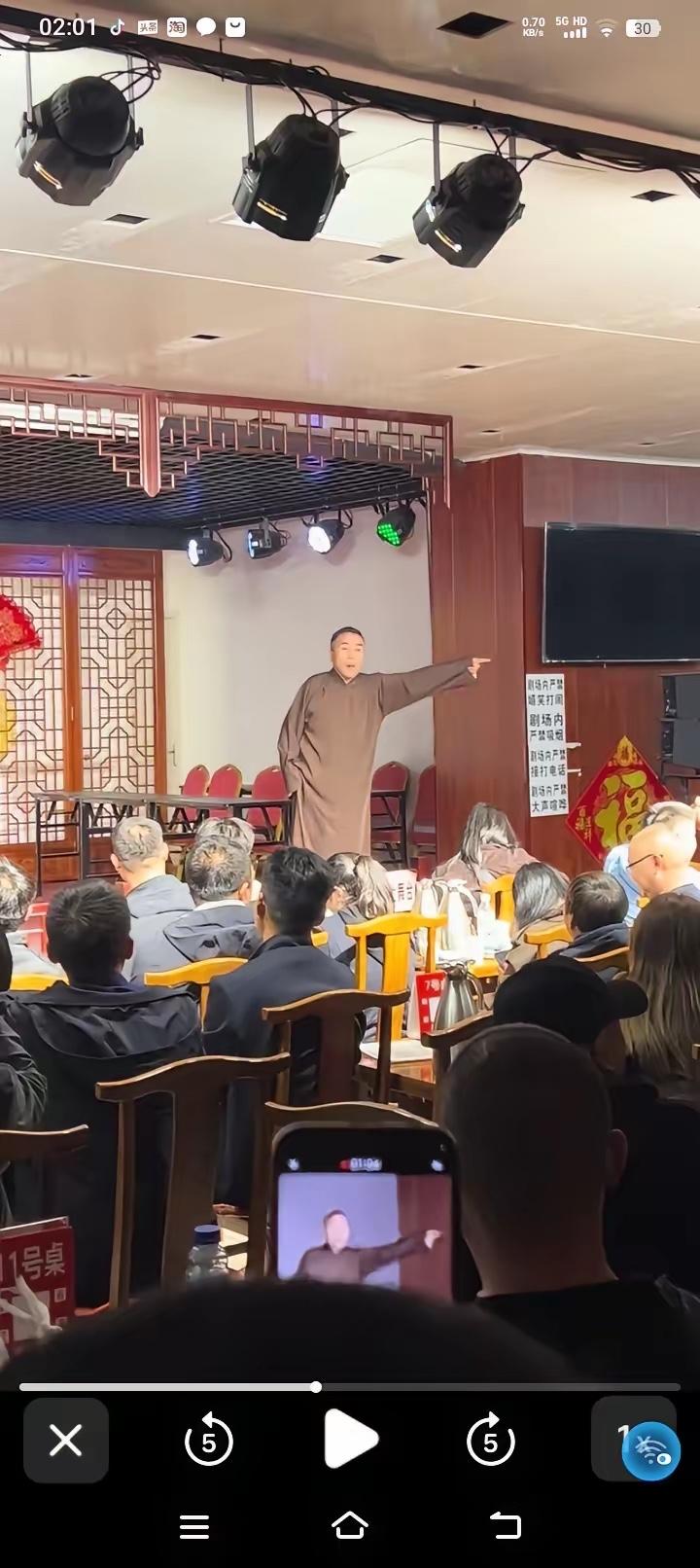 10月25日，相声演员杨议在“杨议相声社”骂观众了！

这事最扎眼的地方，不是一
