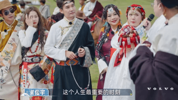 坏了这次是真的被这场草原婚礼的氛围温暖到了，身边有爱的人陪伴，漂亮的川西草原，还