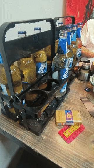 刚开始还以为是一个美女呢？
结果竟然是一个男生？
现在的男生皮肤都这么好吗？帅哥