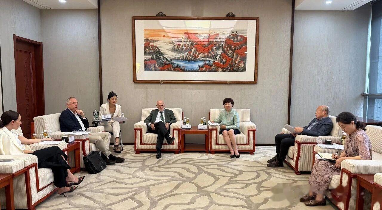 中足联与西甲联盟达成多项战略共识，李克敏与特巴斯会谈