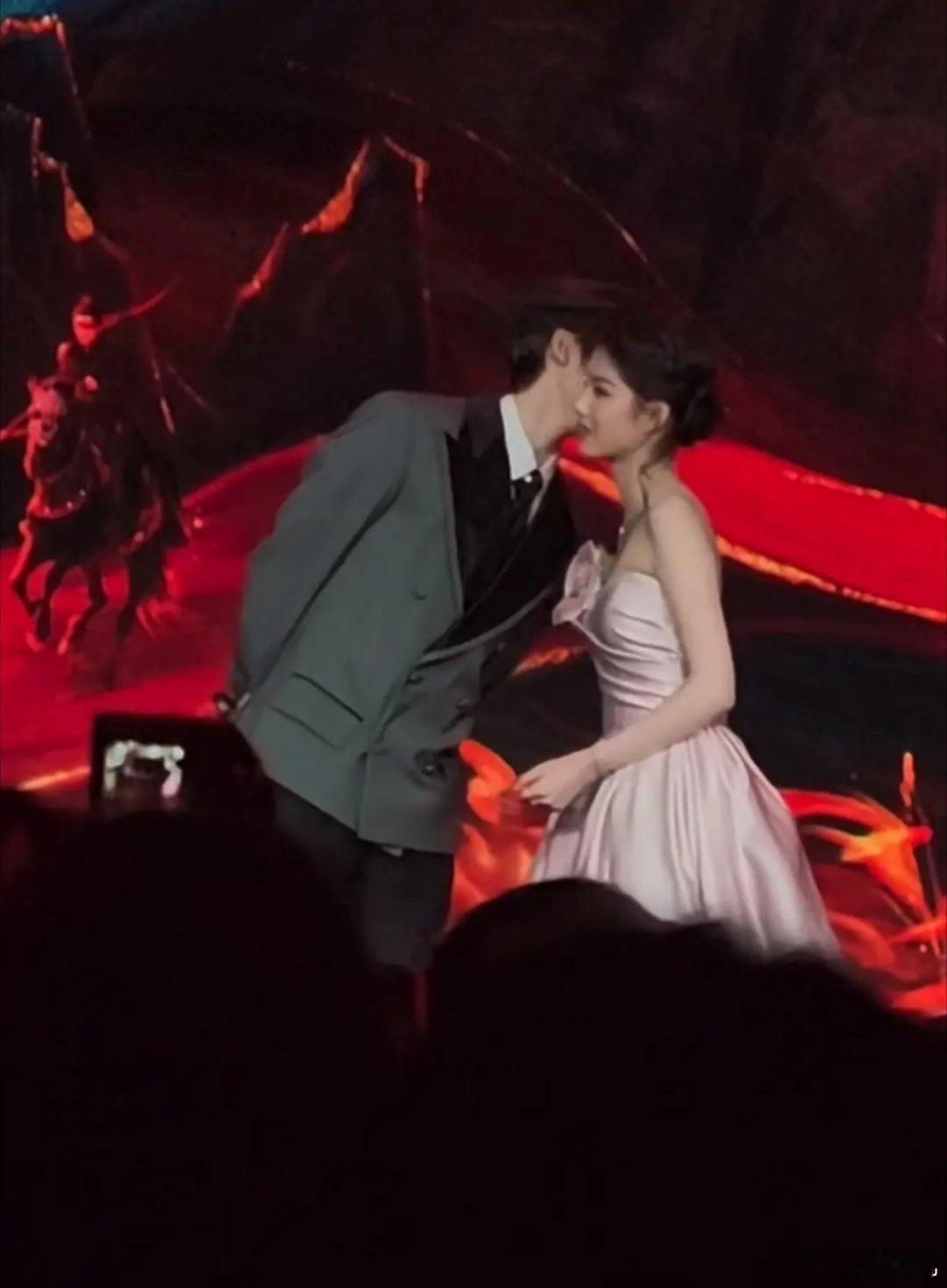 侯明昊和艾米，般配否？？？好甜好苏啊 