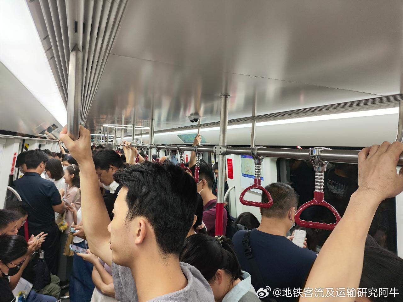 广州地铁网友：2026年8月14日（周五，阴，有中到强雷雨）广州地铁晚高峰客流画