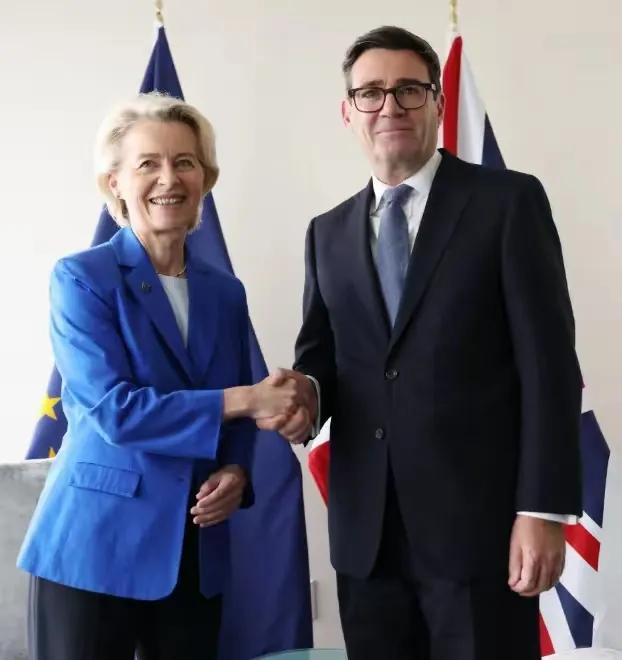 中方收到一个危险信号：欧盟和英国会晤了很久，冯特莱恩称补上最后的漏洞！
欧盟想保