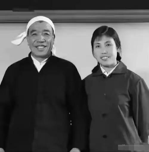 陈永贵与郭凤莲的一张合照，穿越了两个世纪。他们都是农民的儿女，陈永贵同志已逝世多