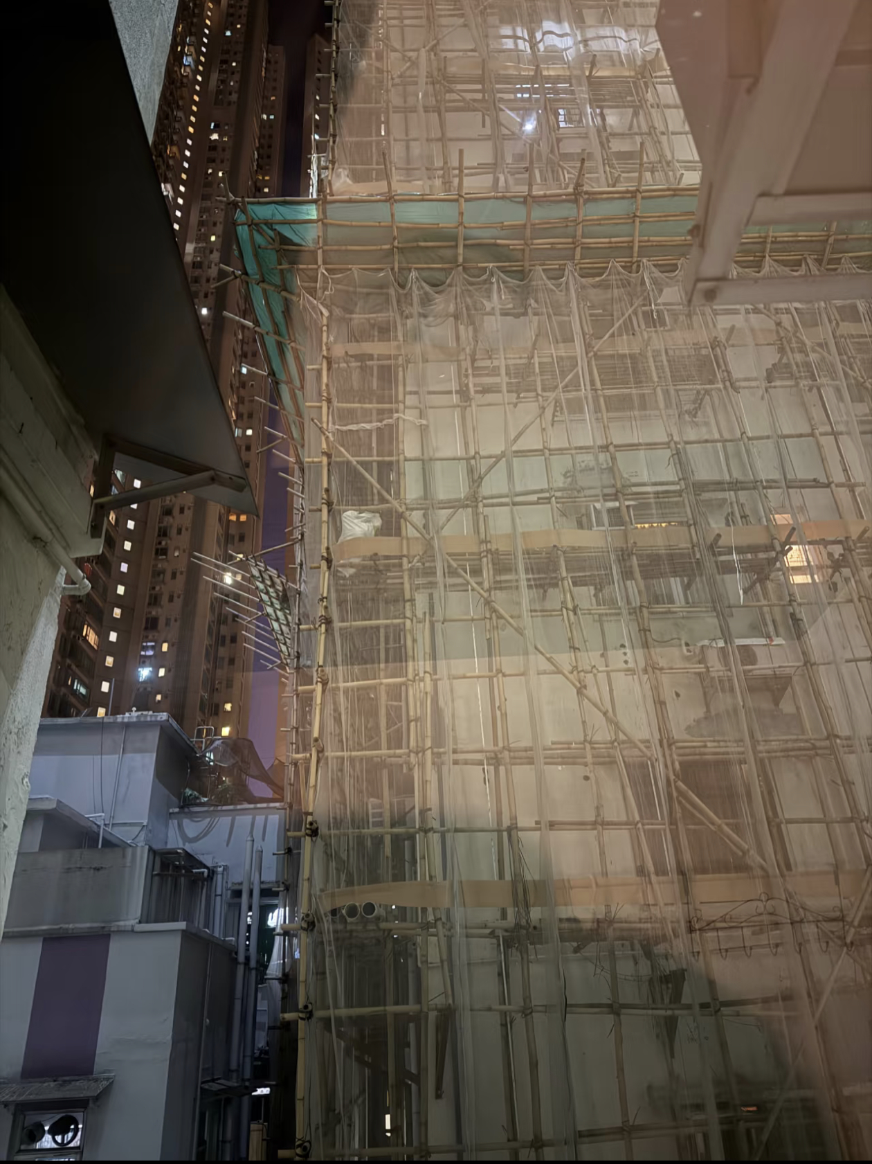 香港火灾香港到处都是这样的竹制脚手架 