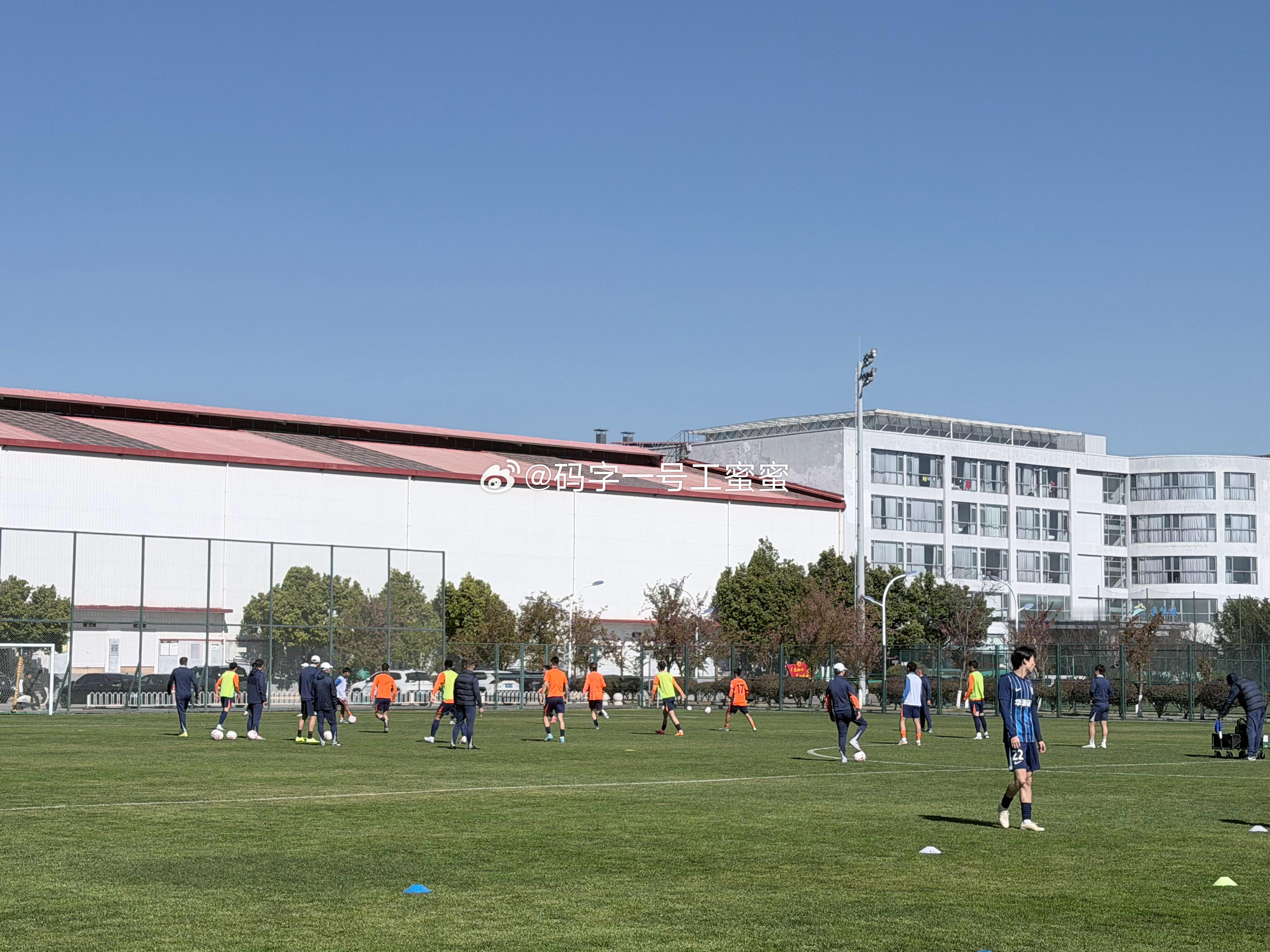 今天是跟海牛的热身赛 昆明·昆明体育训练基地