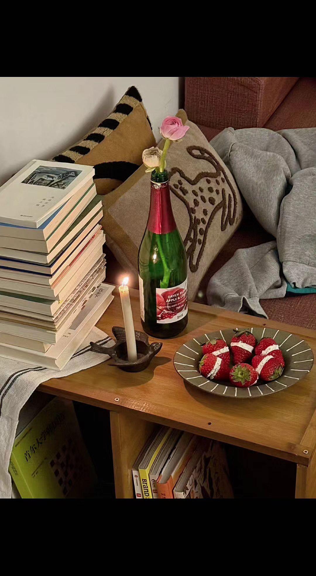 ✨烛火在书堆里写诗📖，草莓裹着奶油偷听🍓。酒瓶插着春天，夜是未拆的信💌。