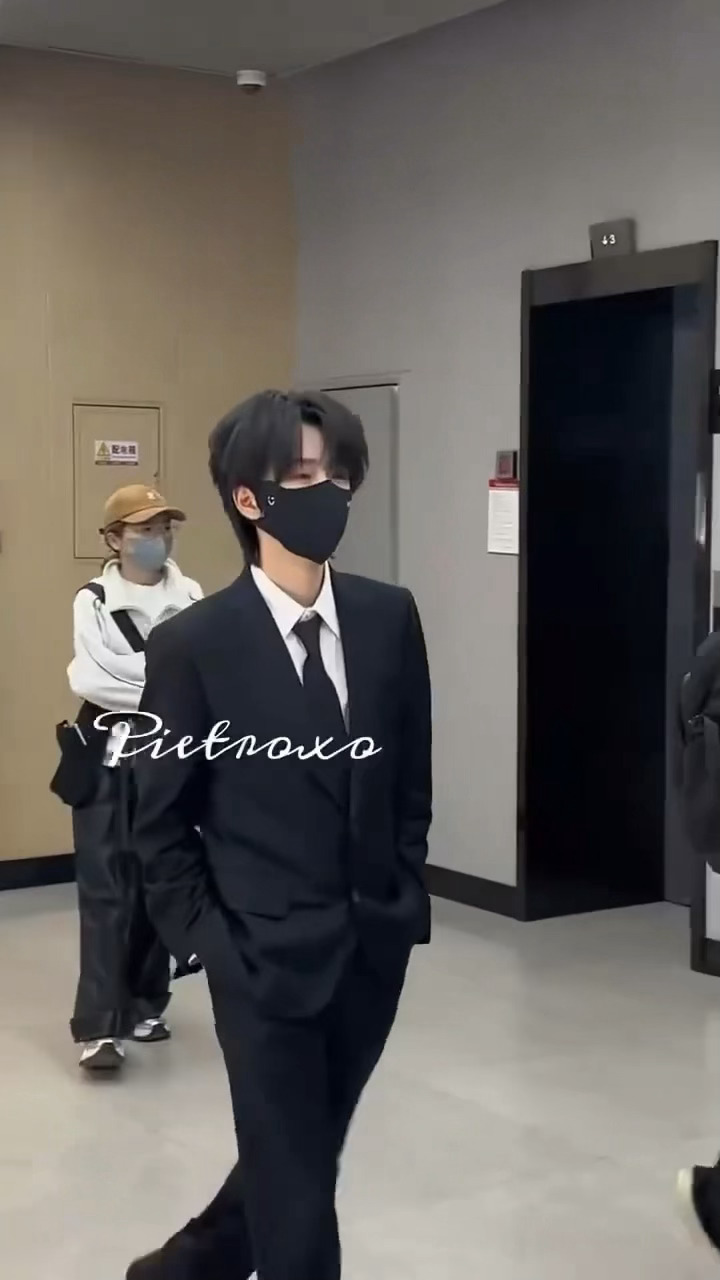 贺儿答辩胸有成竹啊贺峻霖今天毕业答辩贺峻霖穿黑西装去答辩