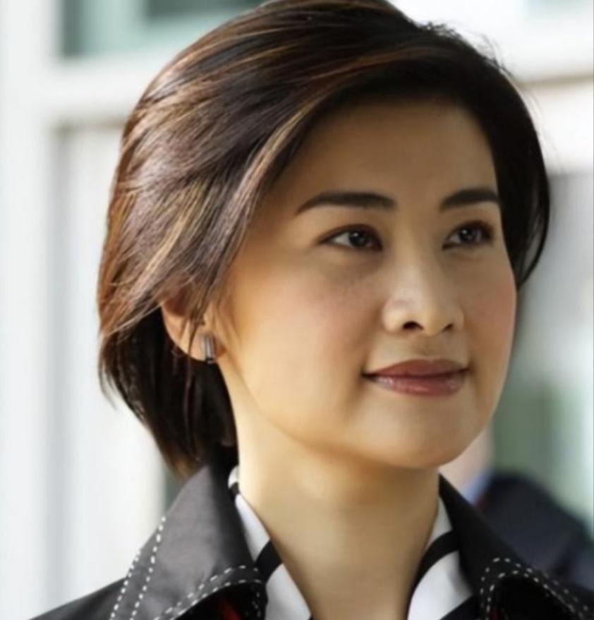 2000年，知名主持人吴小莉奔赴浙江绍兴新昌，见到了同父异母的哥哥吴伯定。看着哥