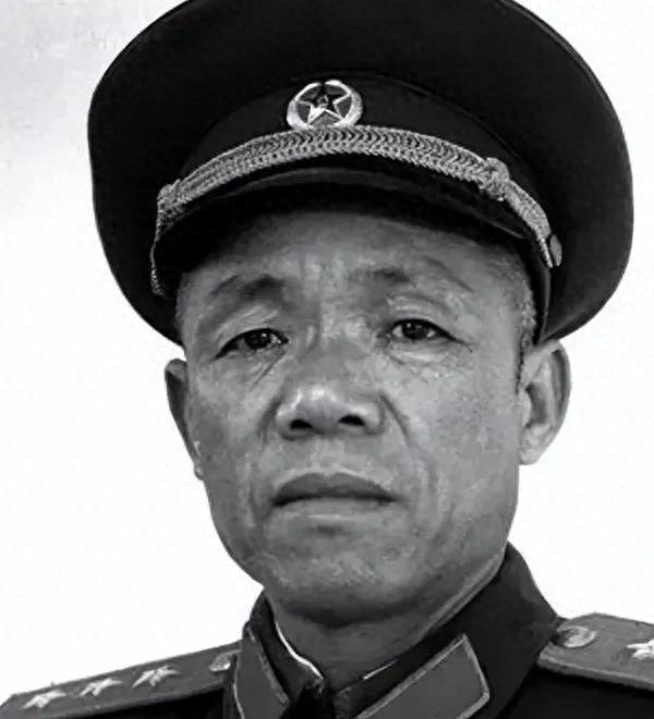 韩先楚因为赶飞机最终迟到，见到许世友后双手合十，诚恳地表示：师傅，对不起，我真的