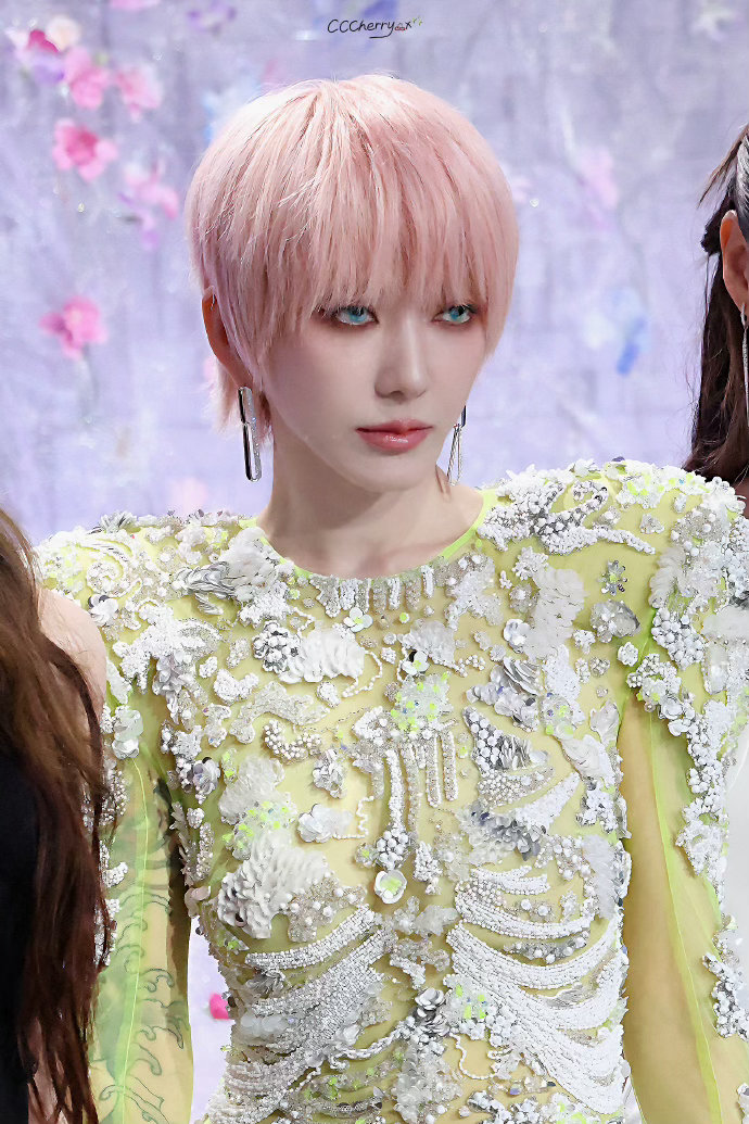 差点没认出刘忻刘忻太大胆了 刘忻也太敢穿了吧！粉发+绿裙让人眼前一亮，每次造型都