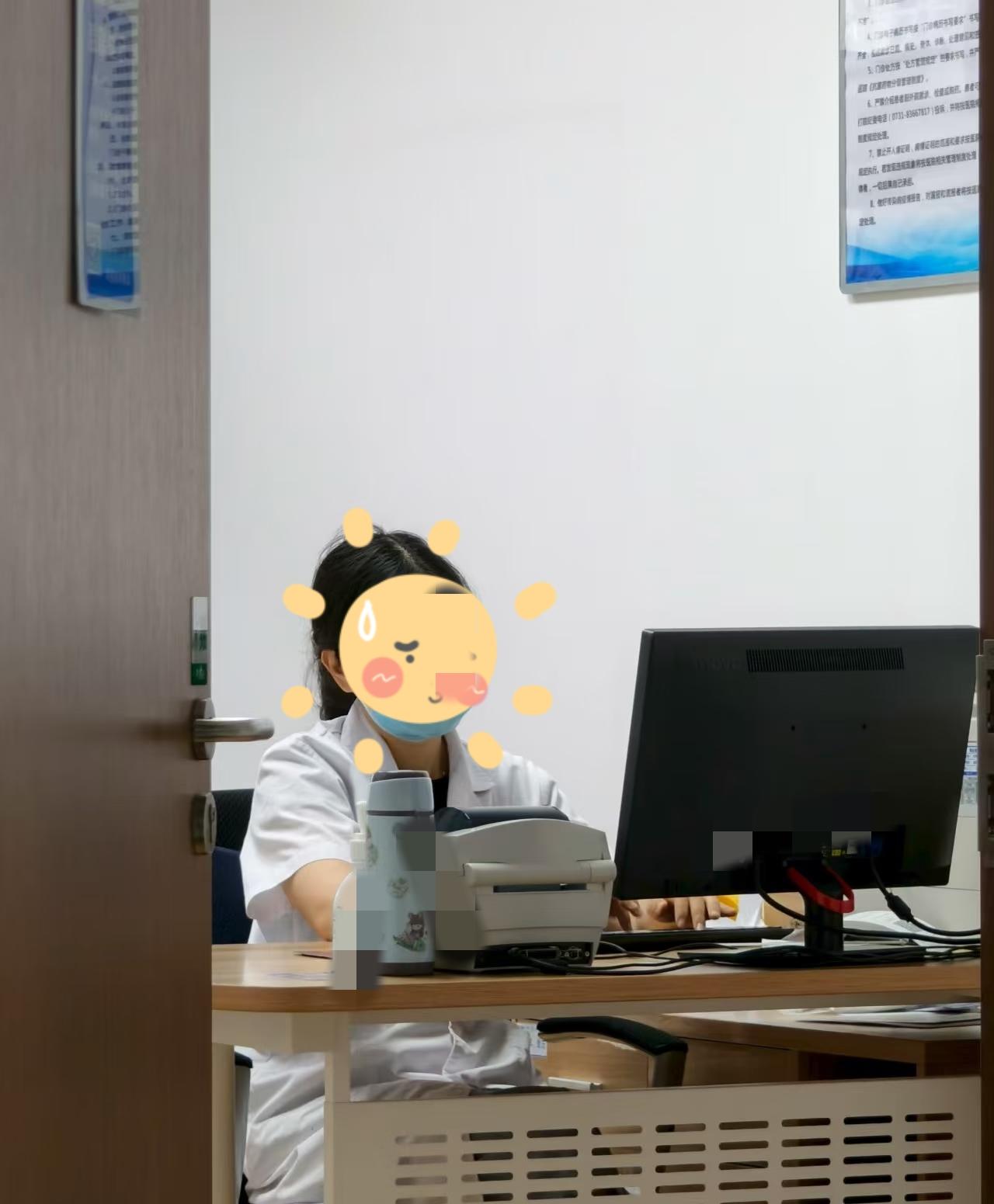 来自河南山区的小姑娘，
凭着一股韧劲考上医科大，
一路读完硕士、博士，
扎根天津