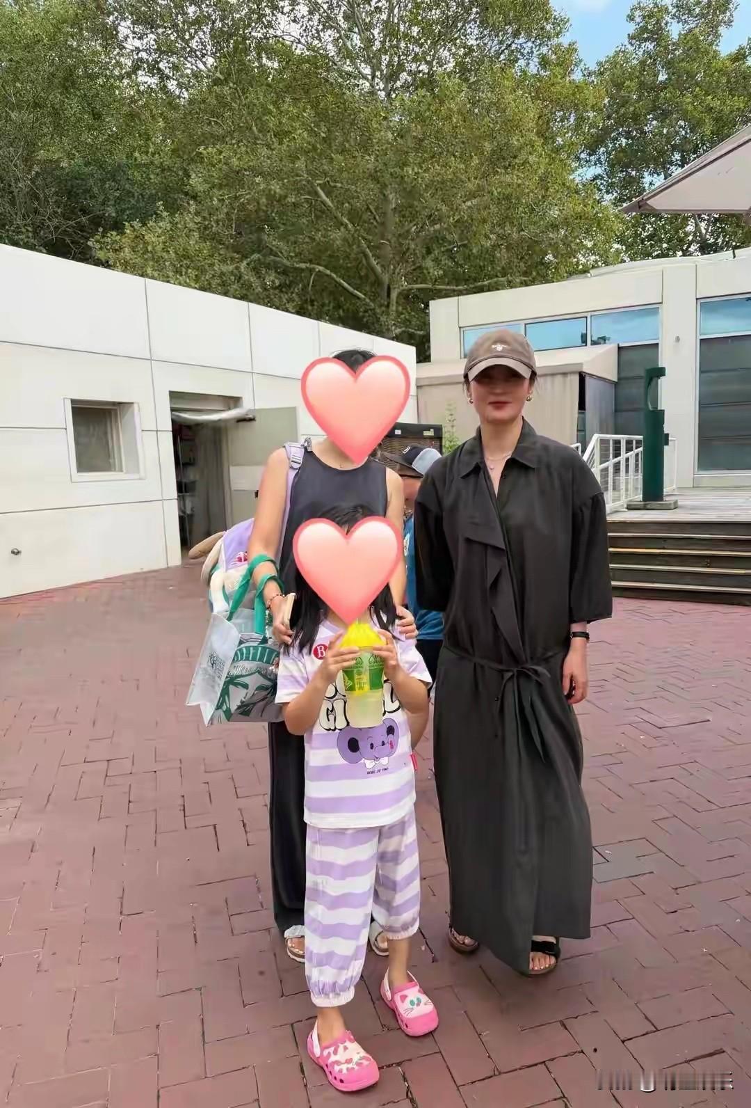 网友纽约偶遇陈建斌蒋勤勤，夫妇俩送大儿子上大学，笑容满面心情好
