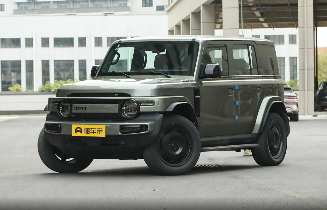 周末约朋友去郊外露营，看到一辆iCAR超级V23停在路边，车漆还很新，里程表显示