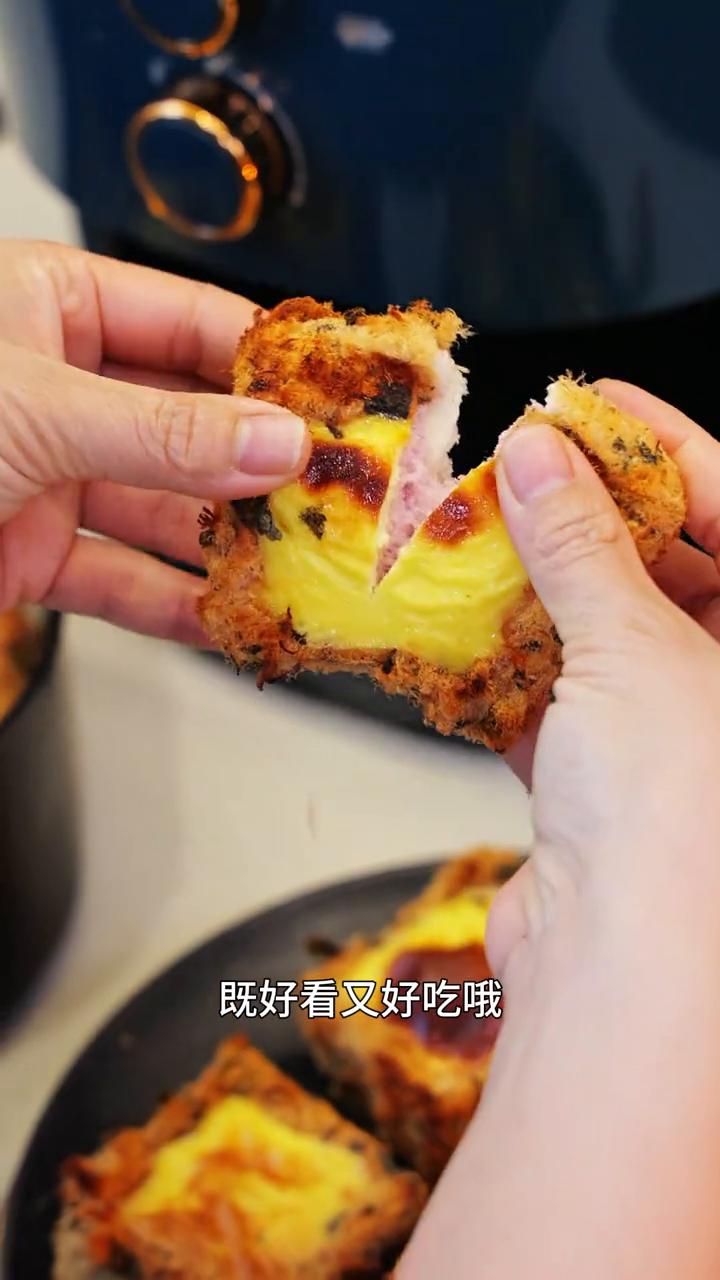 当你早餐不知道做什么给孩子吃的时候，可以来试试这一款肉松小吐司，既好看又好吃。