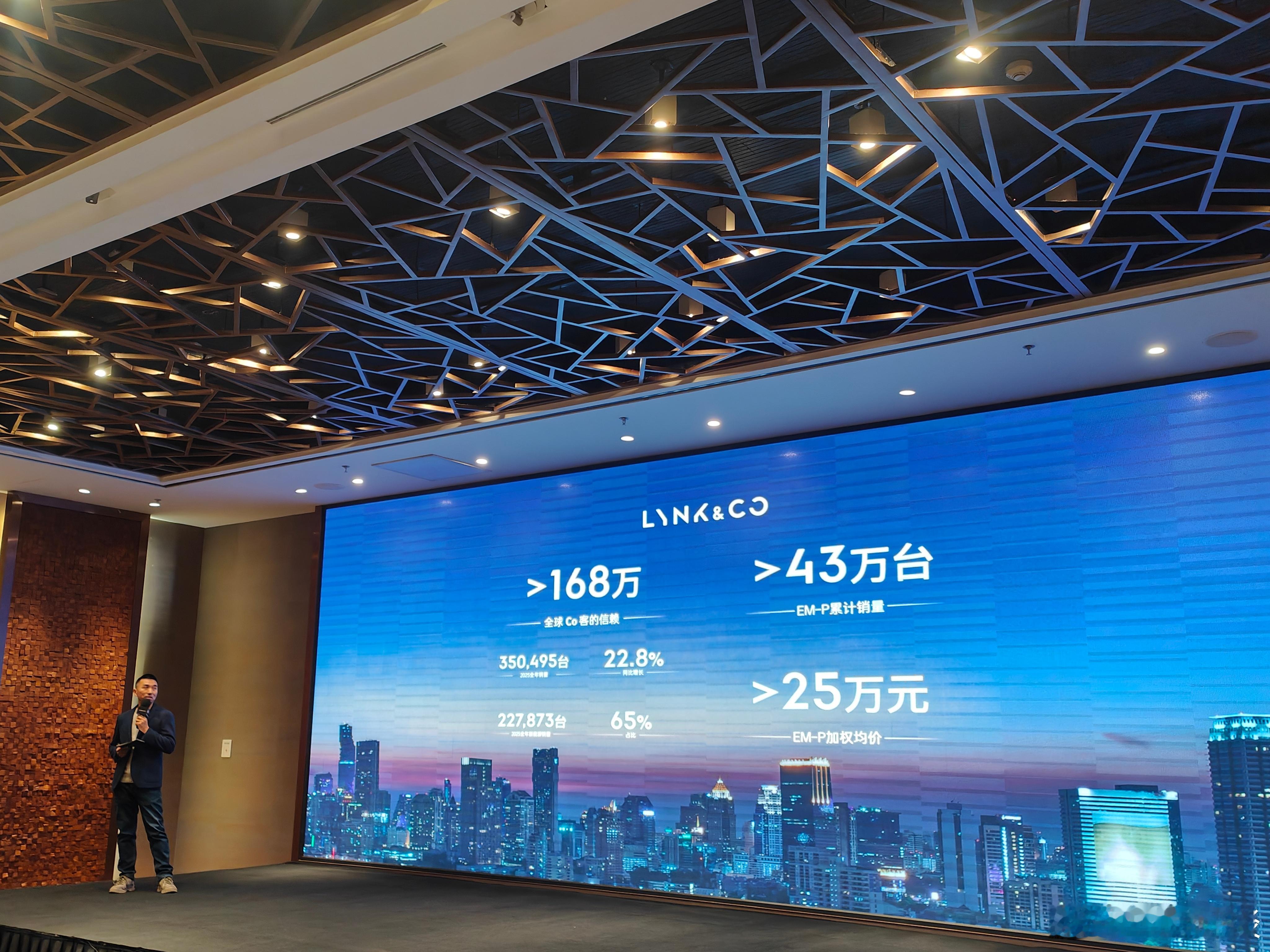 领克年度CO:TALK沈阳智享会上透露，全球首台中国品牌量产TCR赛车——领克0