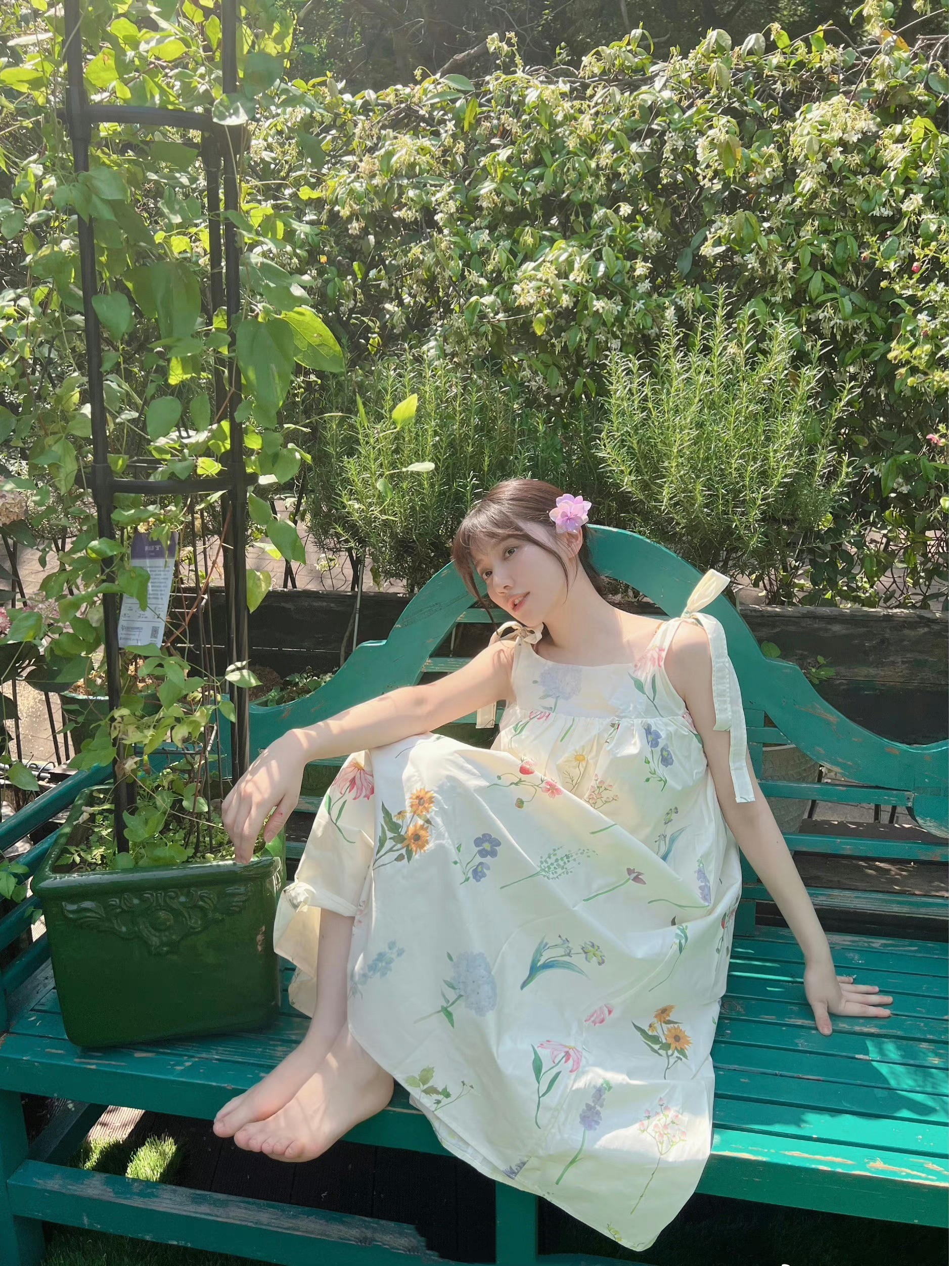 王鹤润，秋日碎花裙，好有少女的甜美感 ​​​