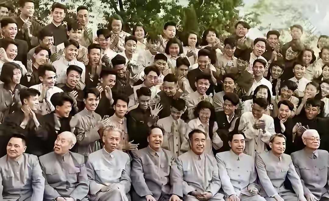 这张照片里，全是新中国的缔造者，个个都了不起！我能认出五位，谁能认全的，绝对是熟