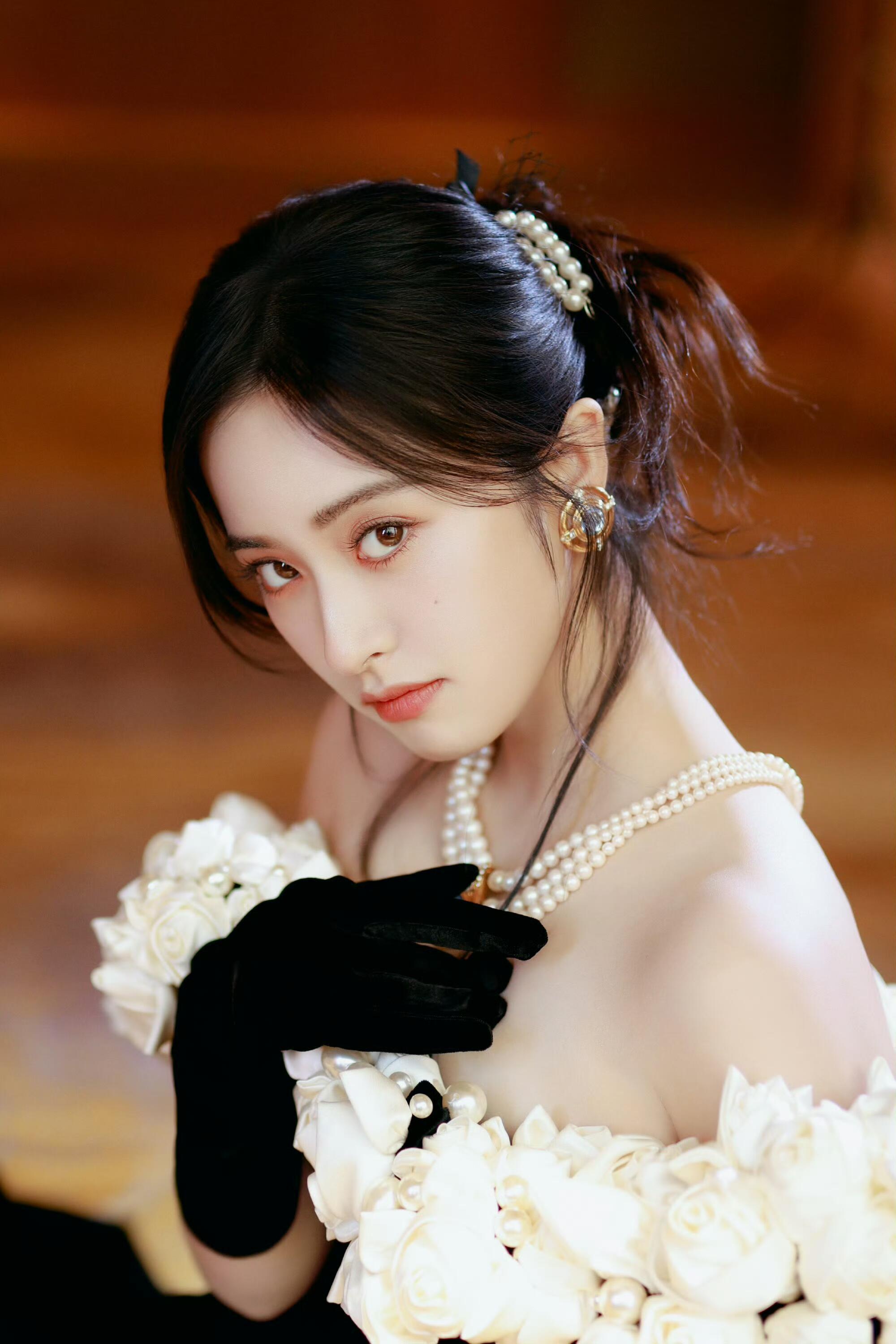 沈月演绎Melusina Pear 2026春夏系列沈月身着Melusina P