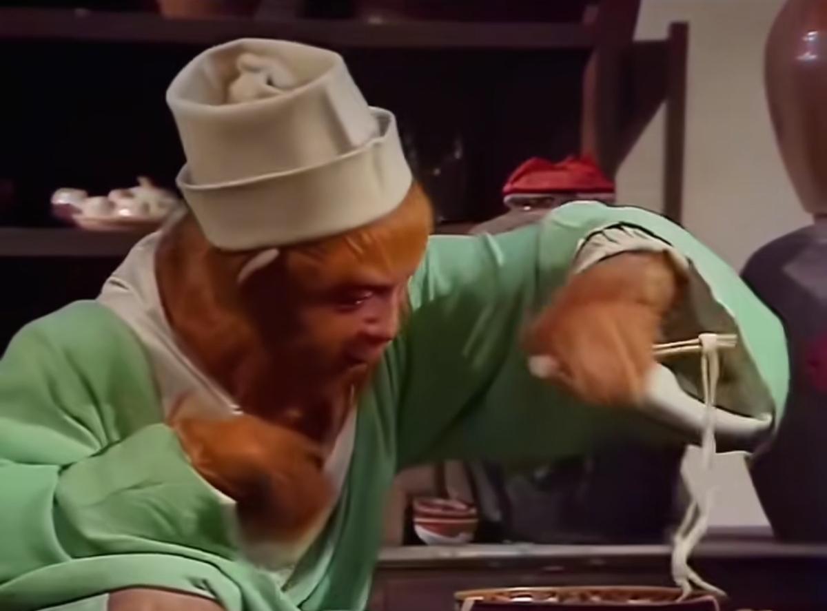 孙悟空吃面条
这个呆萌的样子太可爱了
看来他是真的不会拿筷子呀
即使后面变化成二