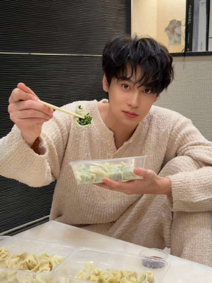 田栩宁冬至吃的韭菜鸡蛋饺子 田栩宁冬至照田栩宁冬至照，田栩宁冬至吃的韭菜鸡蛋饺子